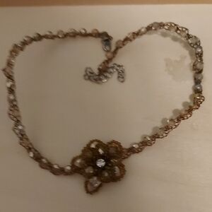 Chic Floral Necklace in Gold and Silver